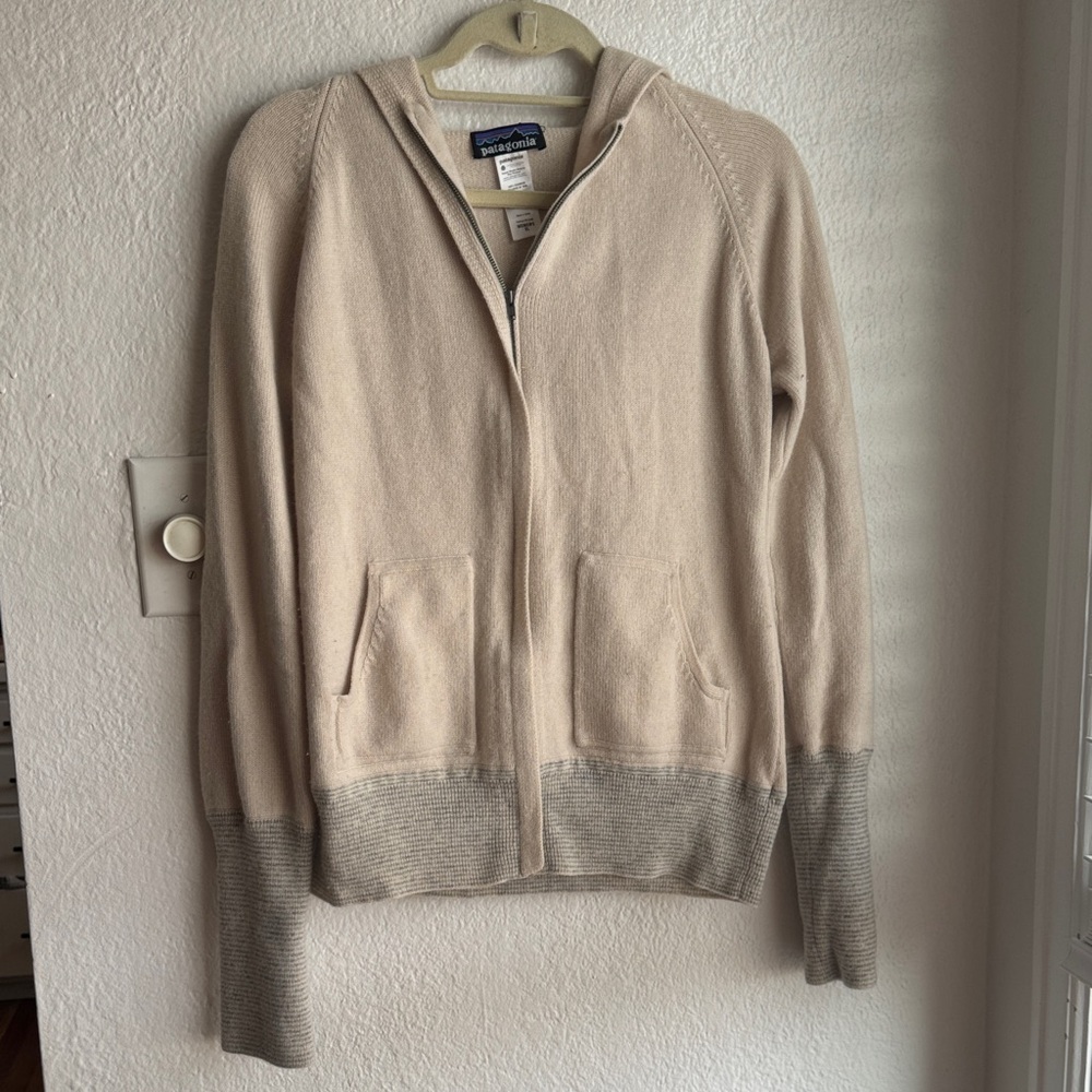 Patagonia Women’s Beige Zip Up Hoodie with Gray Accents Outdoor’s Gorpcore